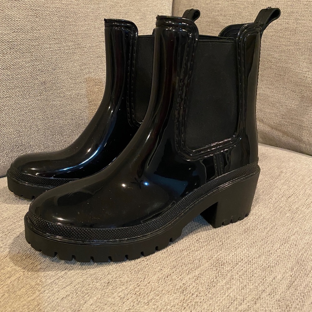 like new Nicole Miller black patent leather rain boots - Size 8
